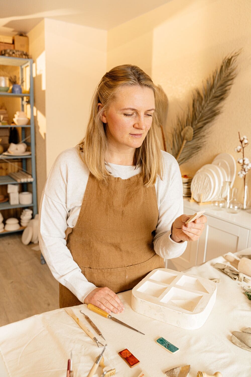 Entrepreneure souriante, satisfaite de son nouveau site professionnel